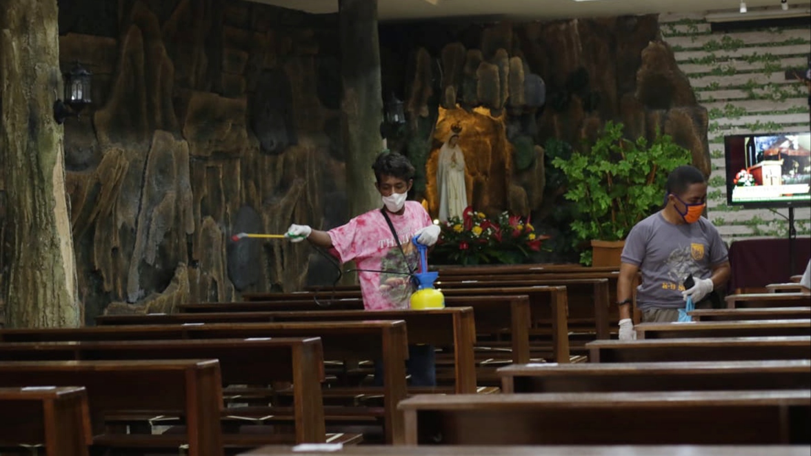 Gereja Katolik Ratu Damai disemprot dengan disinfektan sebelum digunakan untuk Misa Natal (Foto: Istimewa)