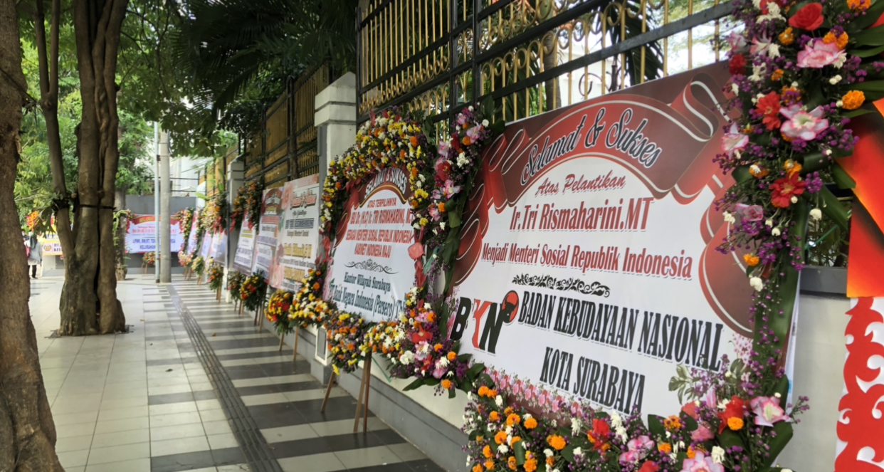 Beberapa karangan bunga yang terlihat di Balai Kota Sursbaya. (Foto: Andhi Dwi/Ngopibareng.id)