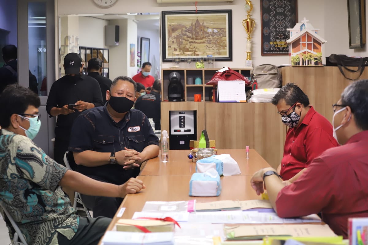 Plt Walikota Surabaya Whisnu Sakti Buana ketika melakukan pemantauan di GKI Diponegoro. (Foto: Alief Sambogo/Ngopibareng.id)