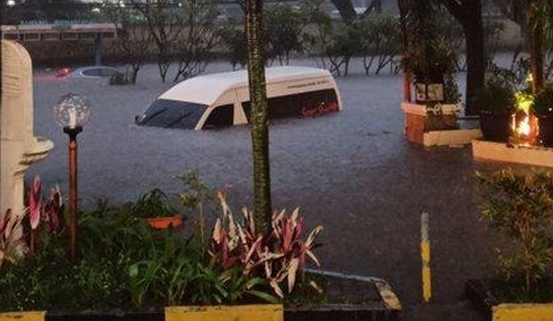 Situasi banjir di depan Mall BTC, Kota Bandung, Kamis 24 Desember 2020 petang. (Foto: Istimewa)