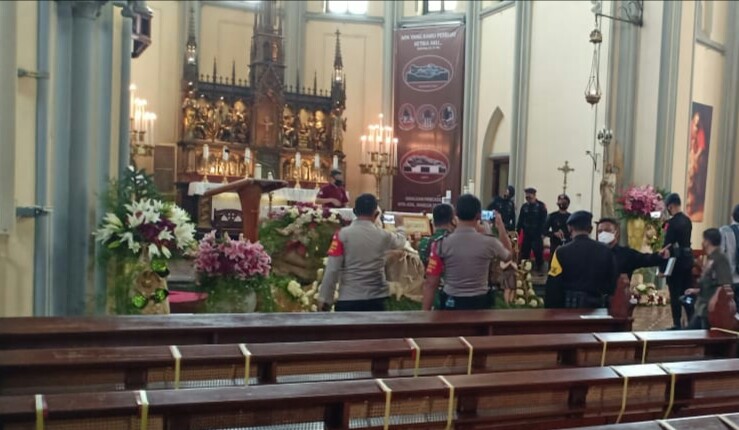 Aparat keamanan gabungan TNI- Polri mendeteksi sistem pengamanan di Gereja Katedral Jakarta. (Foto: Asmanu Sudharso/Ngopibareng.id)