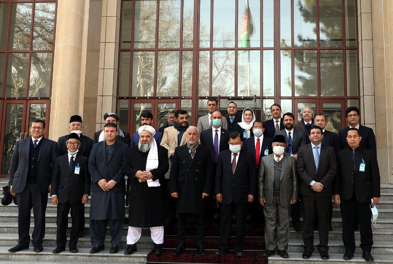 Wakil Presiden (Wapres) ke-10 dan 12 Indonesia, Jusuf Kalla (JK) pose bersama Menteri Perindustrian dan Perdagangan Afghanistan Nisar Ahmad Ghoryani dan jajarannya di Istana Presiden Afghanistan Char Chinar Palace di Kabul, Kamis 24 Desember 2020 pagi waktu setempat. (Foto: Dok. Tim Media JK)