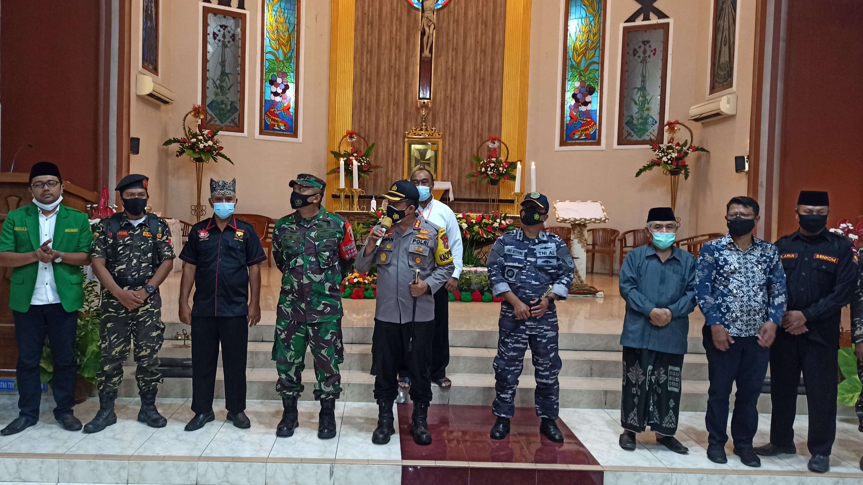 Kapolresta Banyuwangi Kombespol Arman Asmara Syarifuddin bersama Forkopimda dan tokoh agama saat berkunjung ke Gereja Katolik Maria Ratu Damai, Jawa Timur. (Foto: Muh Hujaini/Ngopibareng.id)