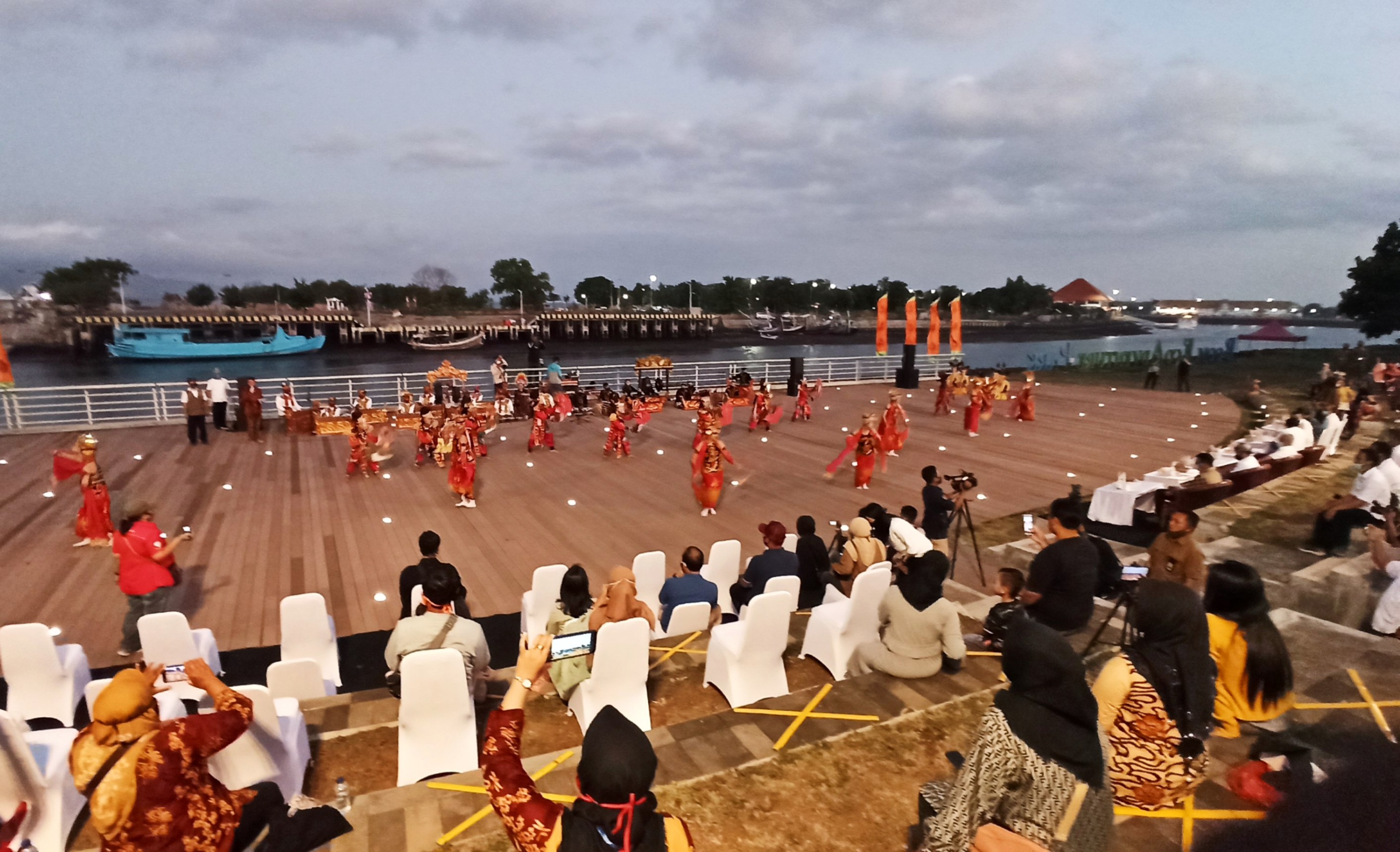 Salah satu atraksi seni di destinasi wisata Pantai Boom Banyuwangi (foto:Muh Hujaini/Ngopibareng.id)