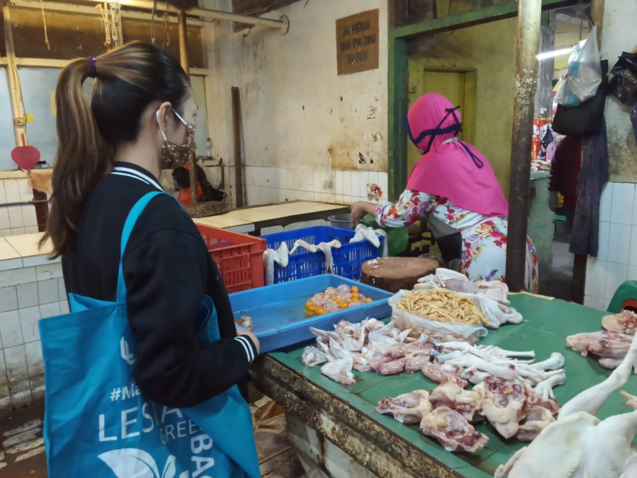 Salah satu pedagang ayam di Pasar Besar Kota Malang, Jawa Timur. (Foto: Lalu Theo/Ngopibareng.id)