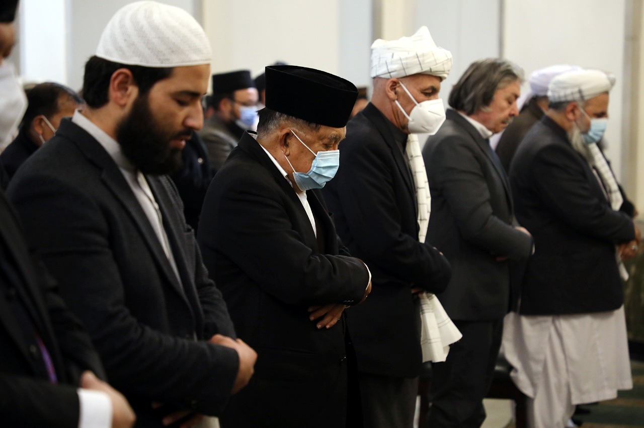 Presiden Afghanistan shalat Jumat bersama Jusuf Kalla. (Foto: Istimewa)