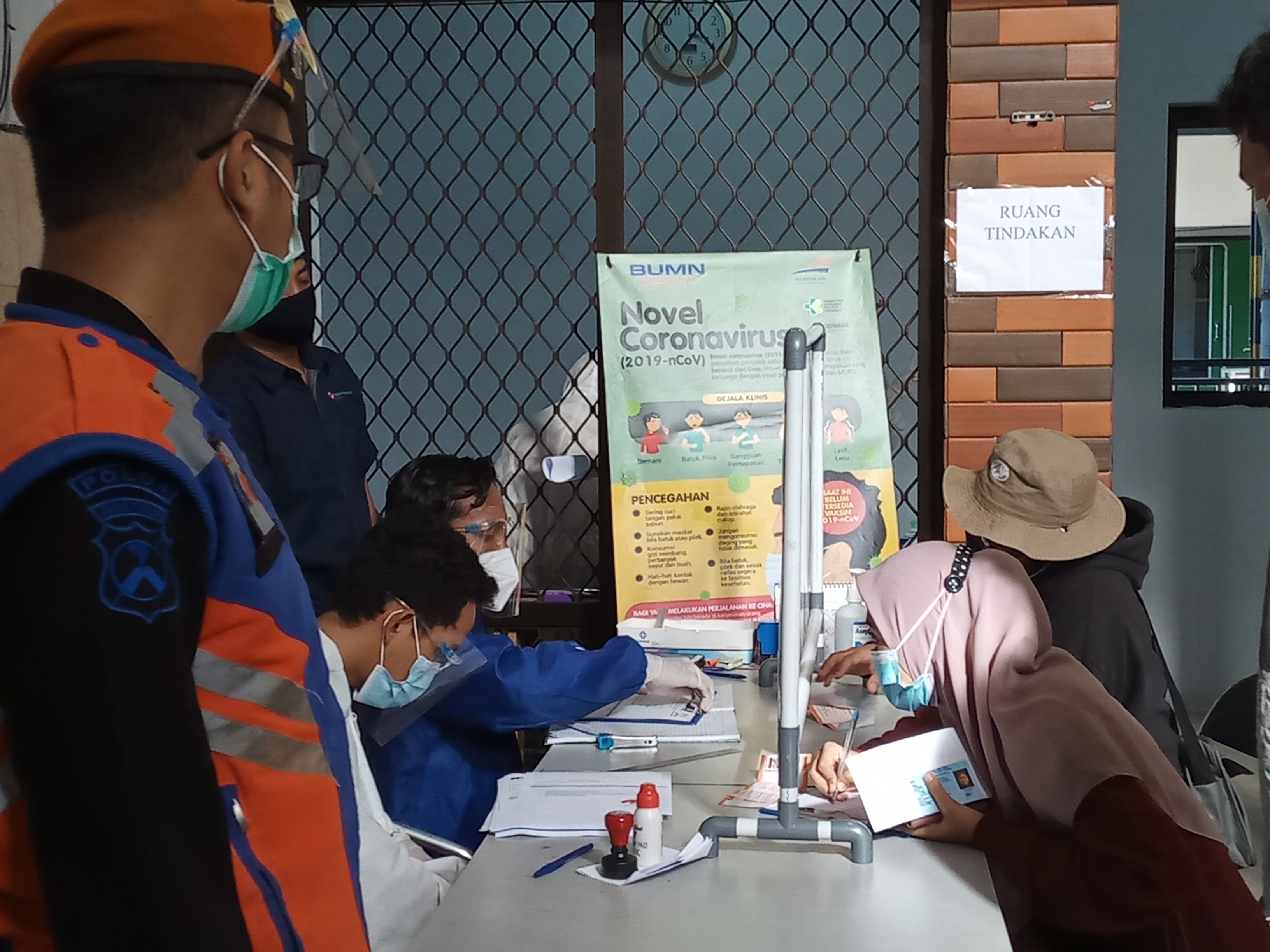 Para penumpang KA di Stasiun Malang Kota Baru saat mengantre untuk mendapatkan layanan rapid antige. (Foto: Lalu Theo/Ngopibareng.id)