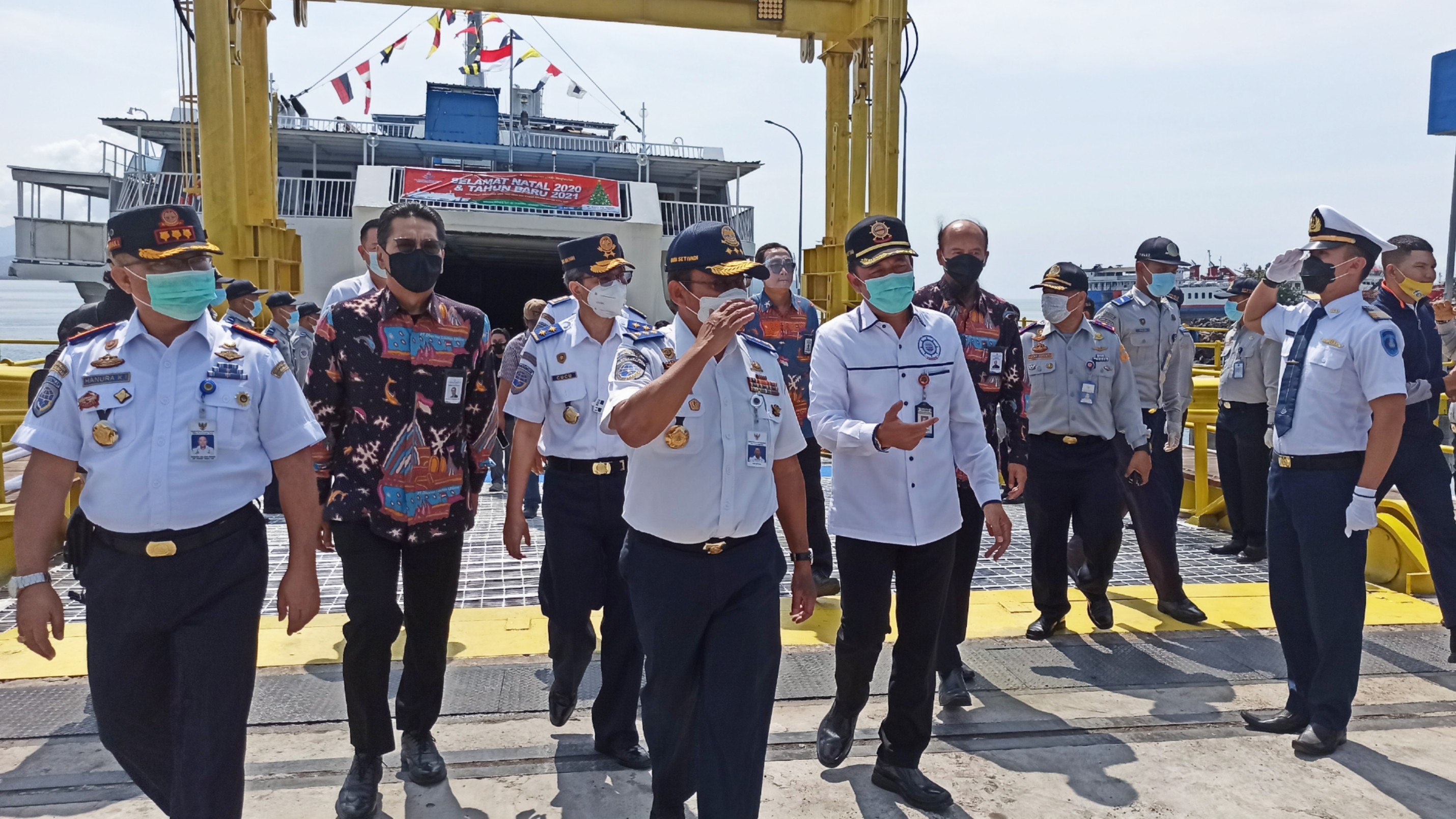 Dirjen Perhubungan Darat saat melihat dermaga tempat bersandar kapal feri lintasan Ketapang-Lembar beberapa waktu lalu. (Foto: Muh. Hujaini/Ngopibareng.id)