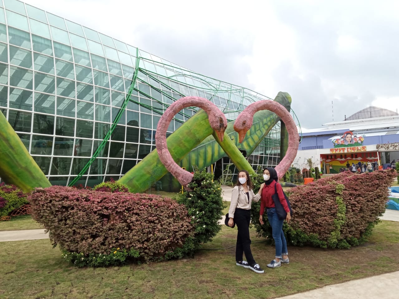 Pengunjung Batu Love Garden saat berfoto di salah satu spot tanaman bunga (Foto: Lalu Theo/ngopibareng.id)