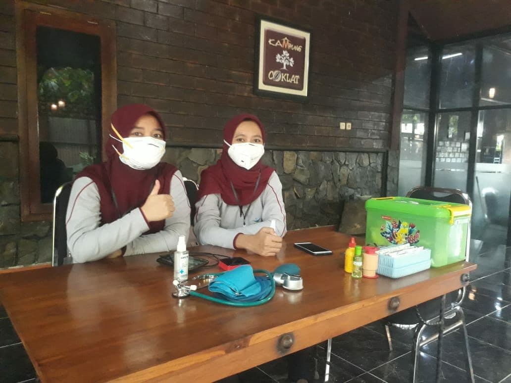 Petugas kesehatan yang berjaga di Kampung Coklat Blitar.