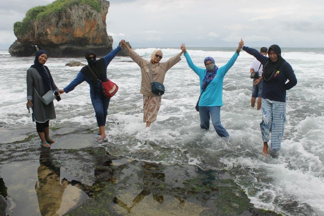 Salah satu sudut Pantai Krakal dengan latar belakang gugusan karang yang kokoh. (Foto:Asmanu Sudharso/Ngopibareng.id)