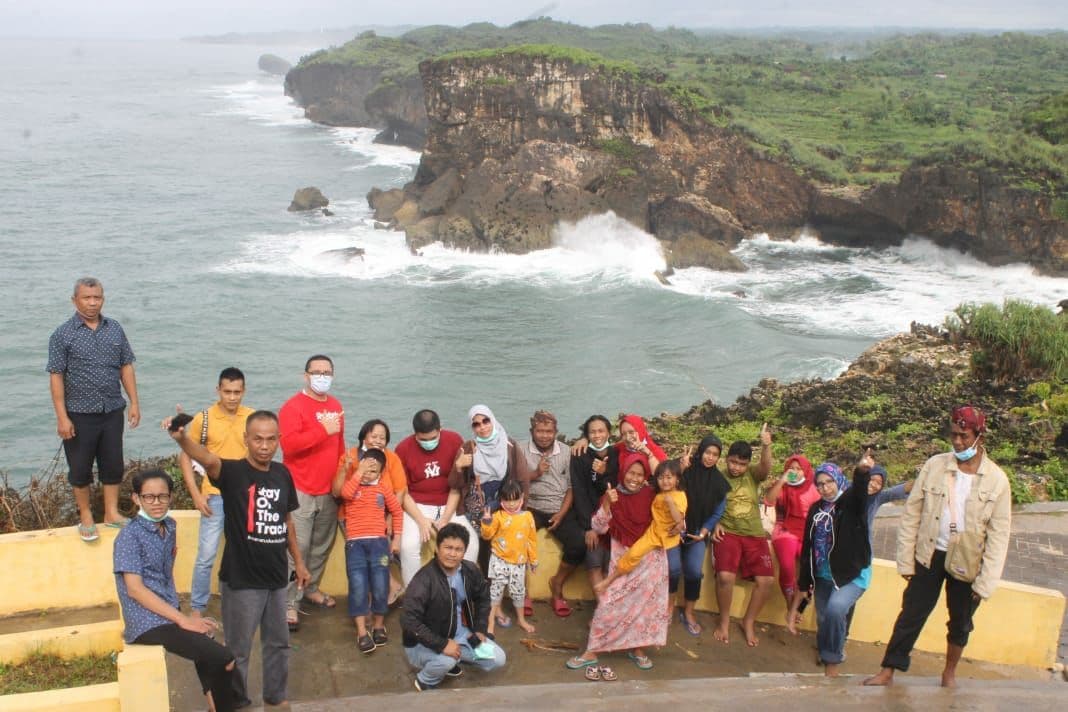 Wisatawan menikmati deburan ombak di Pantai Mesra yang berdekatan dengan Pantai Krakal. ( foto: Asmanu/Ngopibareng.id) Wisatawan menikmati deburan ombak di Pantai Mesra yang berdekatan dengan Pantai Krakal. ( foto: Asmanu/Ngopibareng.id)