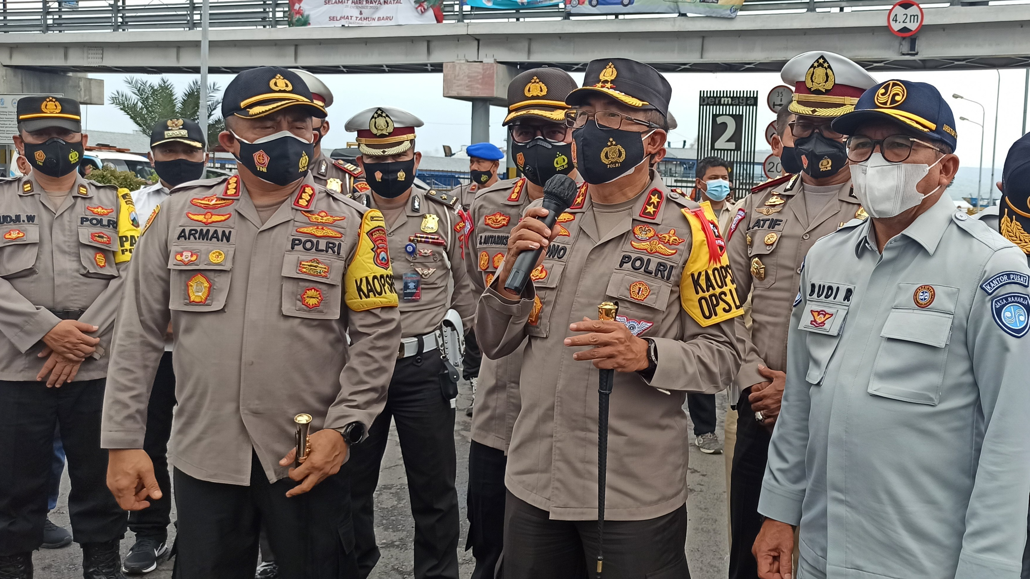 Kakorlantas Polri Irjen Pol Istiono (pegang mic) saat menggelar press conference di Pelabuhan Ketapang Banyuwangi (foto:Muh Hujaini/Ngopibareng.id)