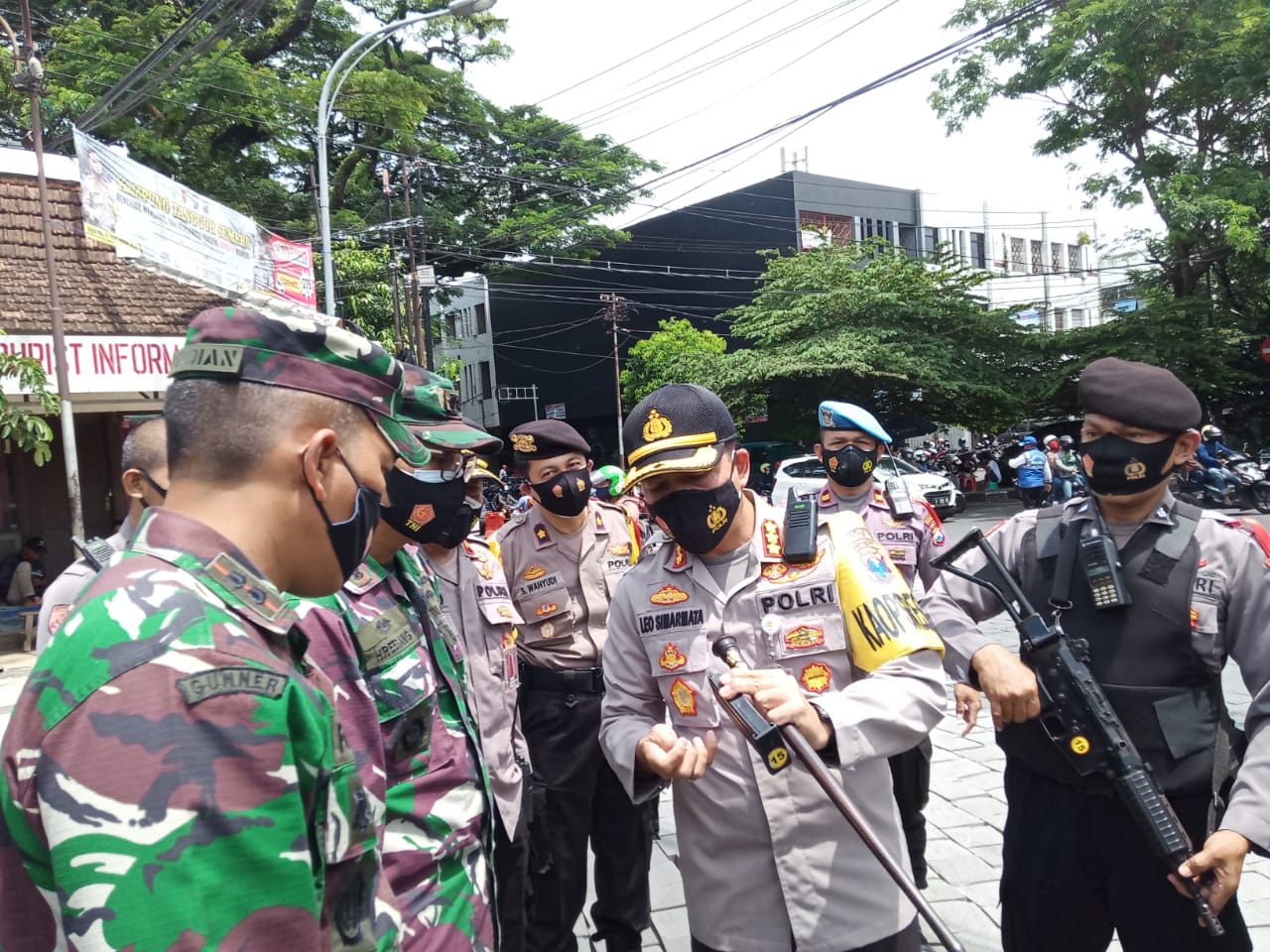 Kapolresta Malang Kota, Kombes Pol Leonardus Simarmata saat memeriksa senjata laras panjang milik petugas di Pos Pengamanan Gereja Kayutangan (Foto: Lalu Theo/ngopibareng.id) 