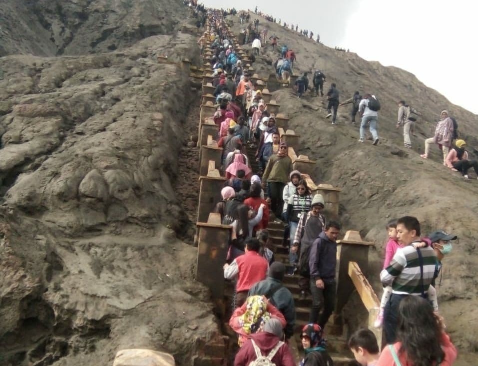 Wisatawan yang memadati tangga ke kawah Bromo, sebelum pandemi. (Foto:Asmanu Sudharso/Ngopibareng.id)