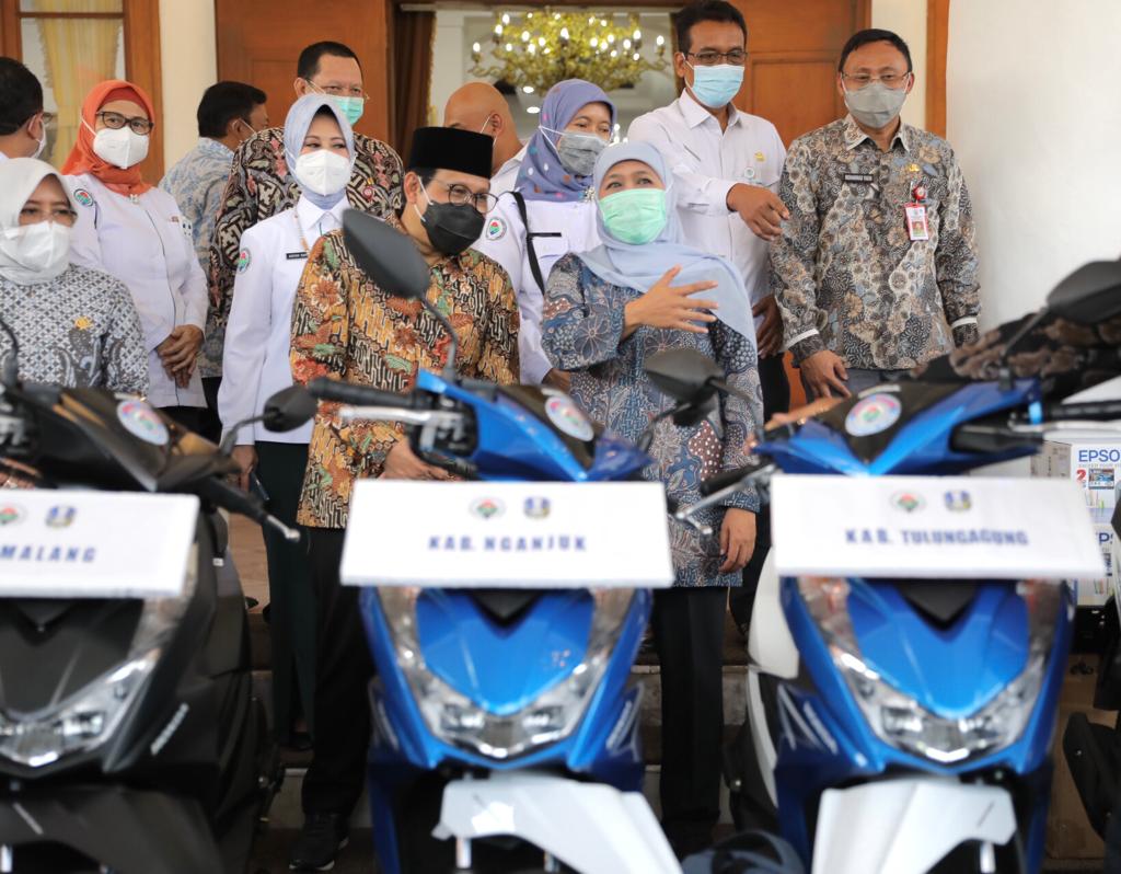 Gubernur Jatim, Khofifah Indar Parawansa (kanan) berbincang dengan Mendes PDTT RI Abdul Halim Iskandar di Gedung Negara Grahadi, Surabaya, 