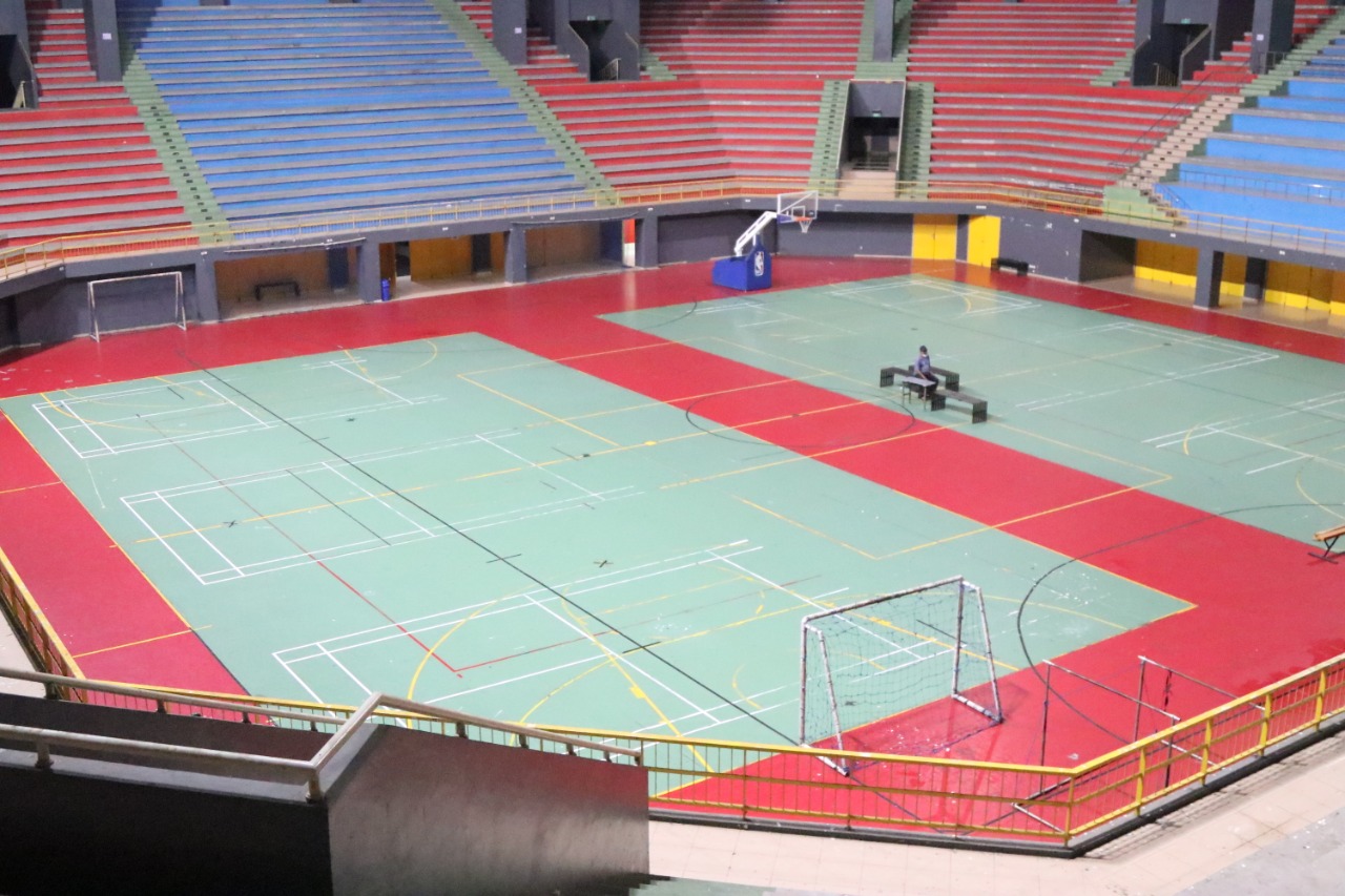 Situasi kondisi GOR Jayabaya Kediri yang tampak lengang. (Foto: Fendhy Plesmana/Ngopibareng.id) 