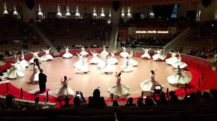 Musik dan nyanyian kaum sufi dimanifestasikan melalui tarian sufi atau Tarian Darwisy. (Foto: IstimewaA)