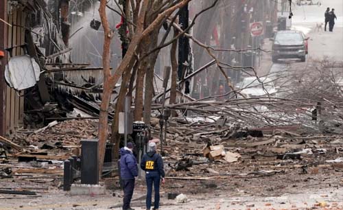 Puing-puing berserakan akibat bom bunuh diri  Nashville, hari Jumat. Pelakunya seorang kulit putih bernama Anthony Q Warner meninggal dunia. (AP Photo)