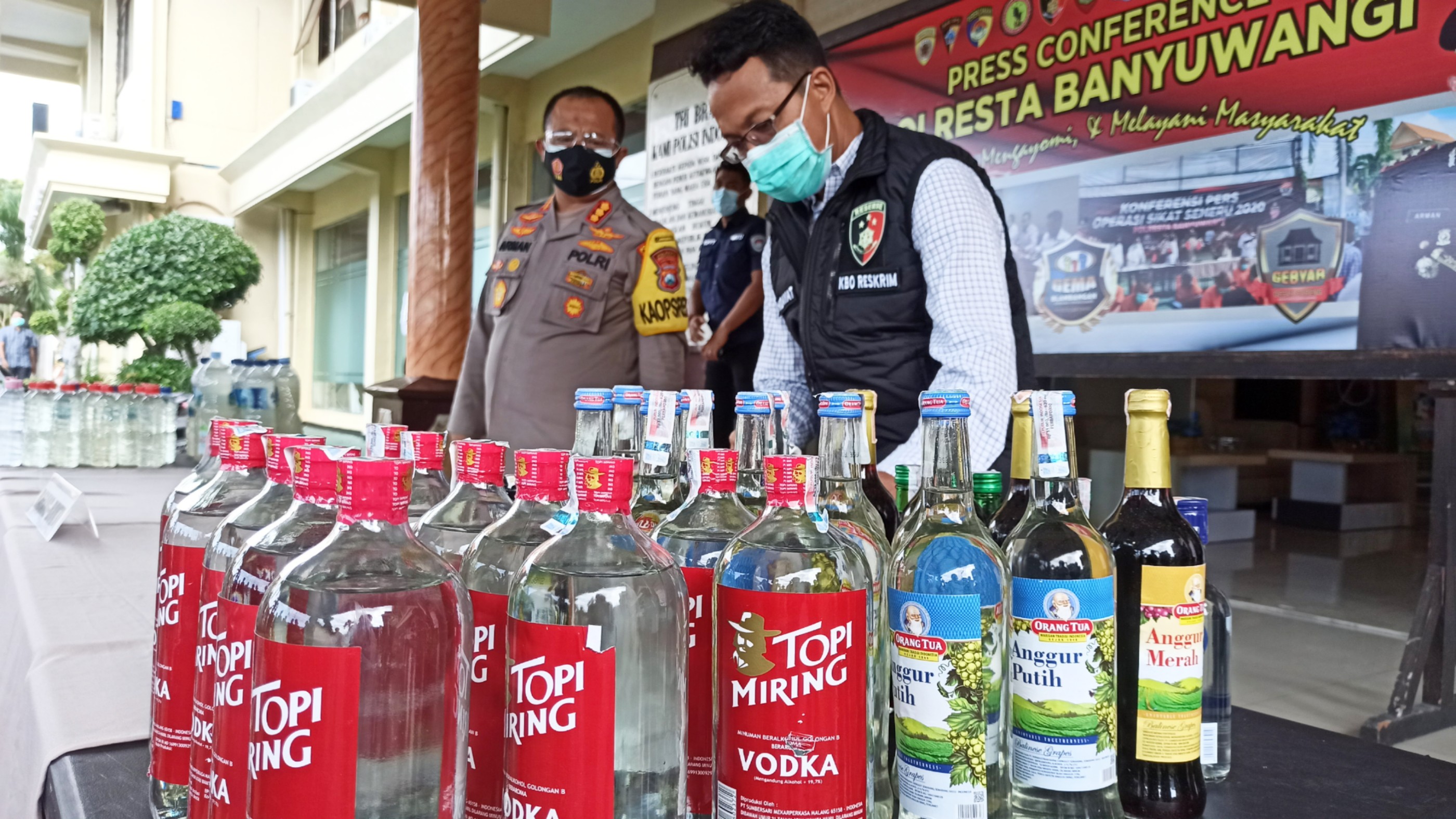 Kapolresta Banyuwangi Kombespol Arman Asmara Syarifuddin menunjukkan barang bukti minuman keras yang disita Polresta Banyuwangi. (Foto: Muh Hujaini/Ngopibareng.id)