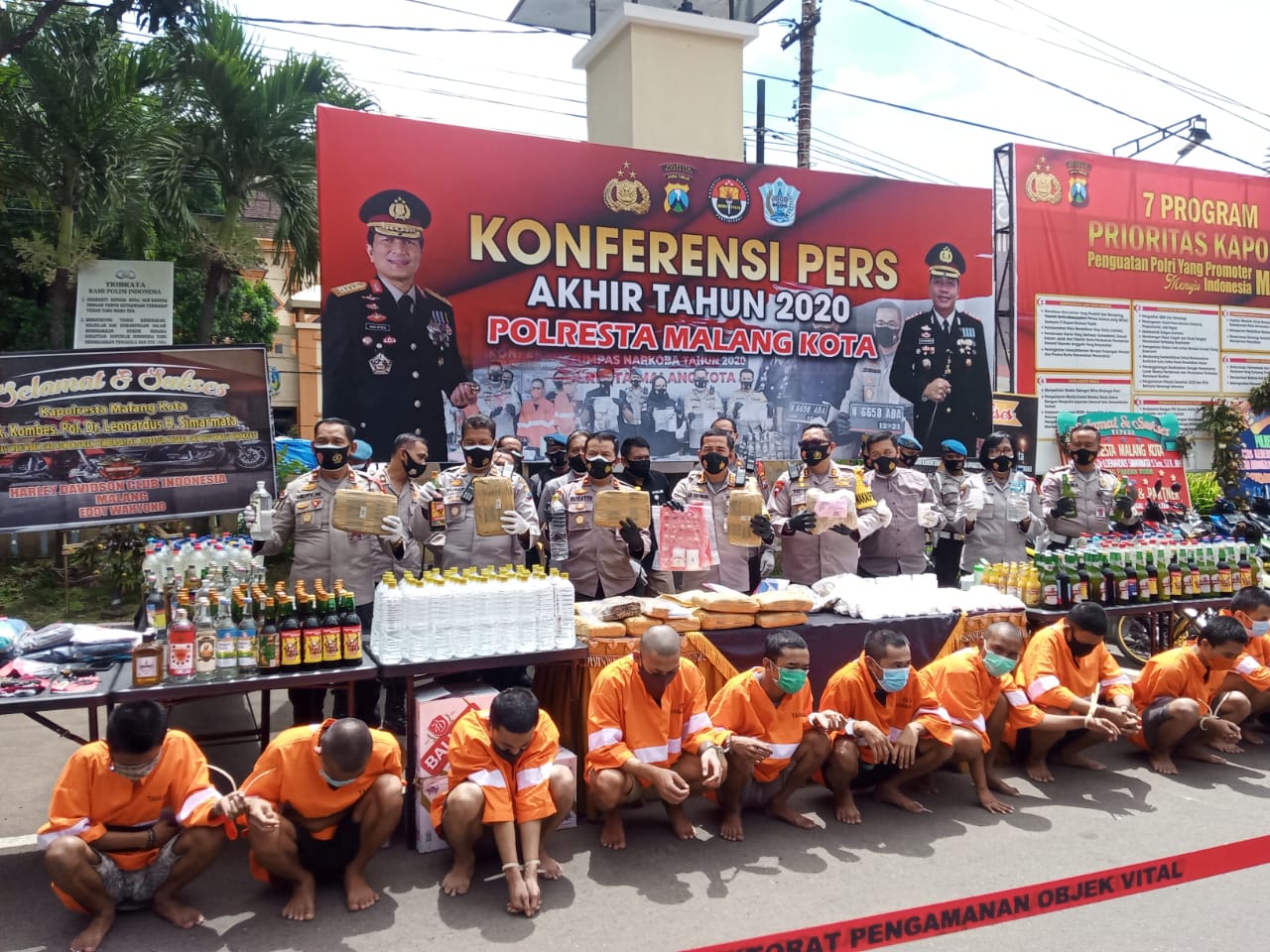 Konferensi pers rilis akhir tahun 2020 di halaman Mapolresta Malang Kota (Foto: Lalu Theo/ngopibareng.id)