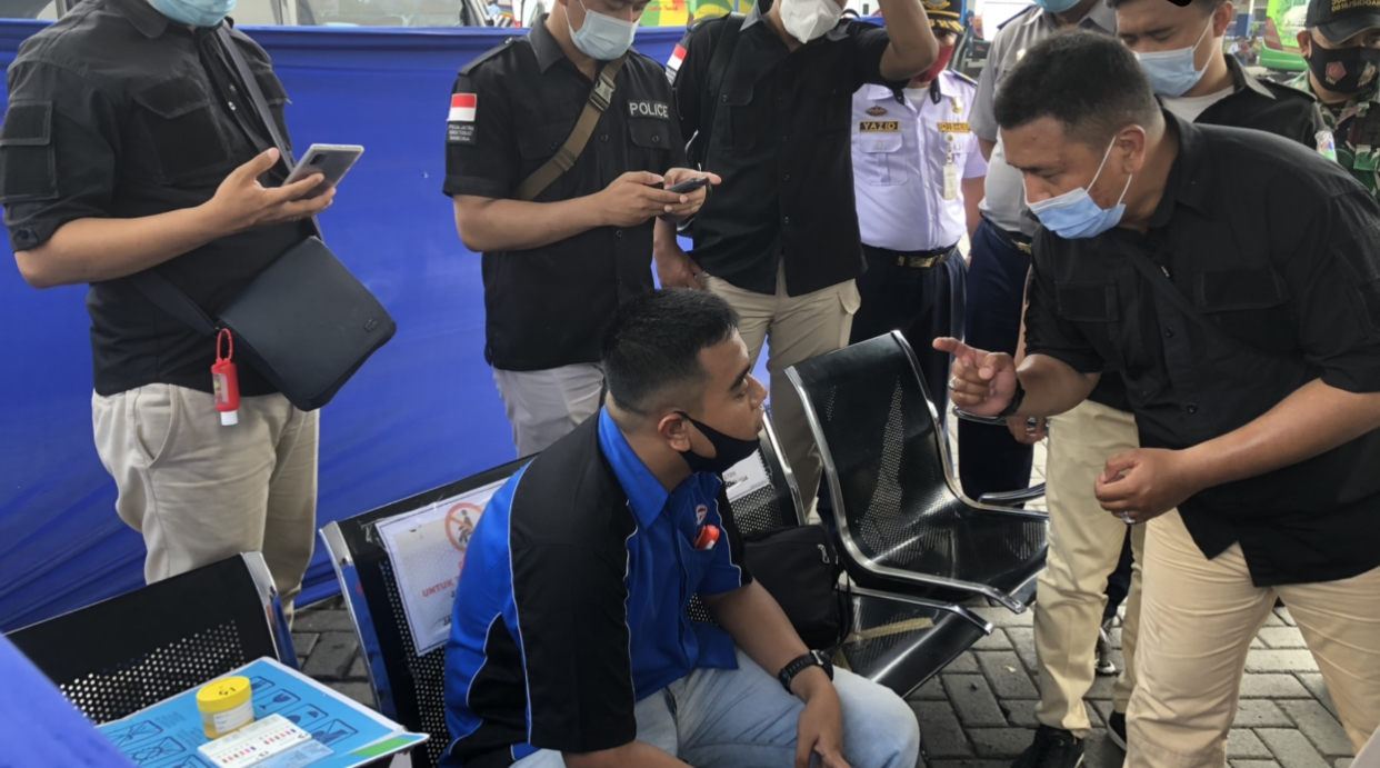 Salah satu kru bus yang diduga mengkonsumsi narkoba (Foto: Andhi Dwi/Ngopibareng.id)