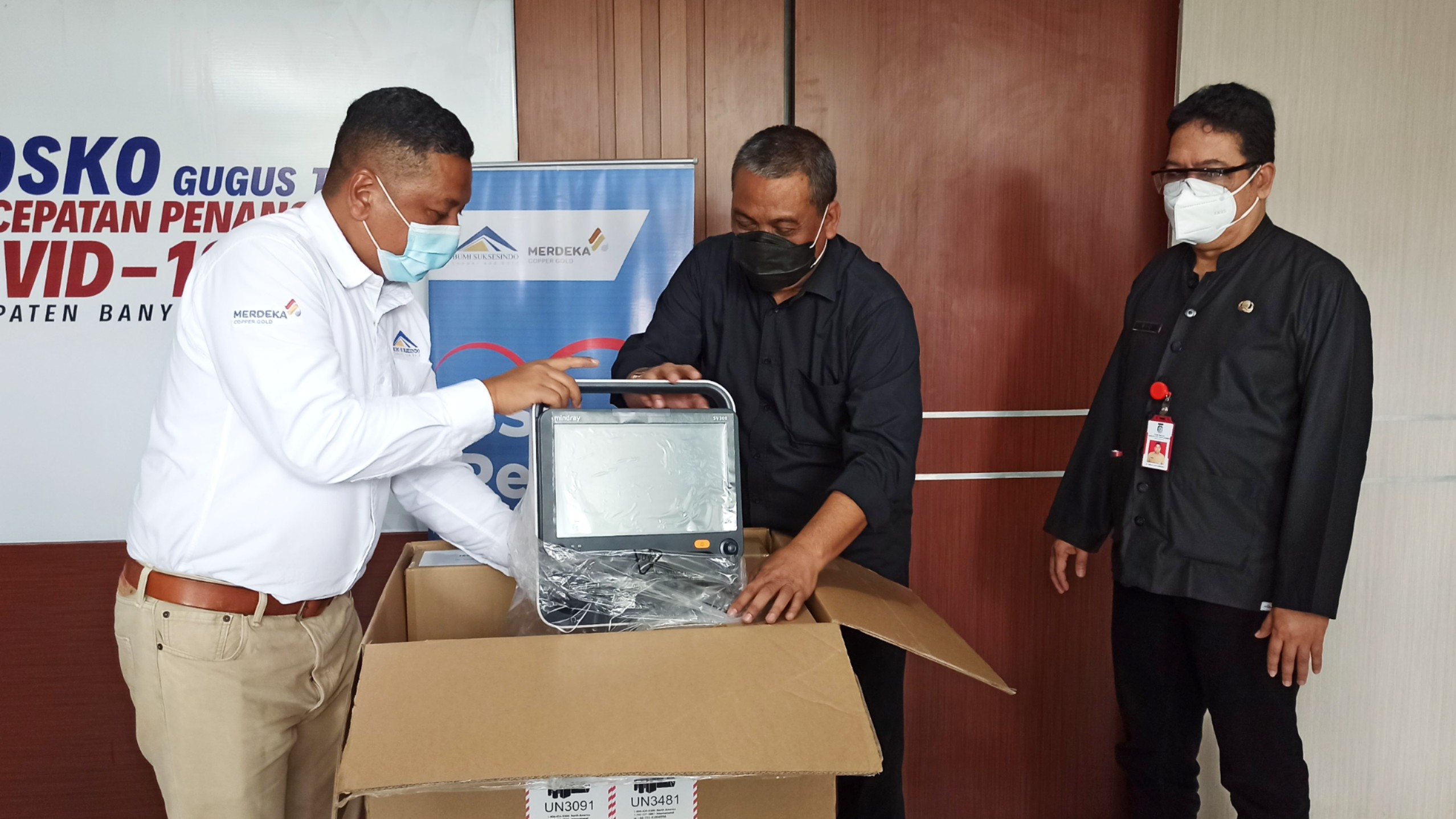 Penyerahan bantuan dua unit ventilator di Posko Satgas Penanganan Covid-19 Banyuwangi. (Foto: Muh Hujaini/Ngopibareng.id)