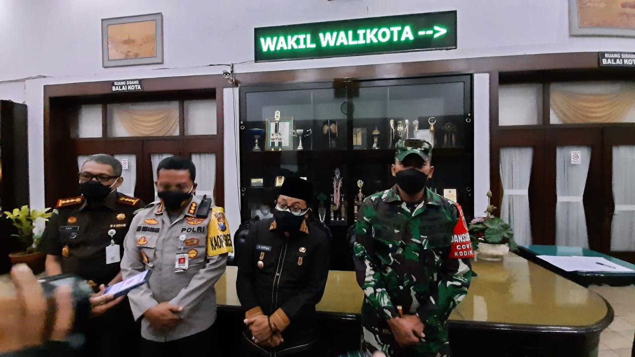 Dari kiri ke kanan: Kapolresta Malang Kota, Kombes Pol Leonardus Simarmata, Walikota Malang, Sutiaji dan Dandim 0833 Kota Malang, Letkol arm Ferdian Primadona usai rakor pengamanan tahun baru di Balai Kota Malang (Foto: Lalu Theo/ngopibareng.id)