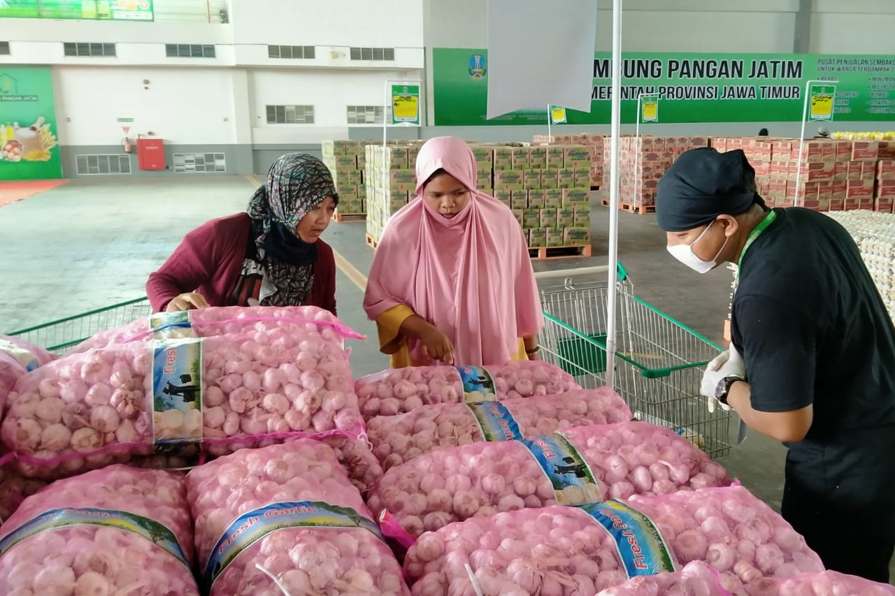 Warga ketika berbelanja di Lumbung Pangan Jatim, Surabaya. (Foto: Fariz Yarbo/Ngopibareng.id)