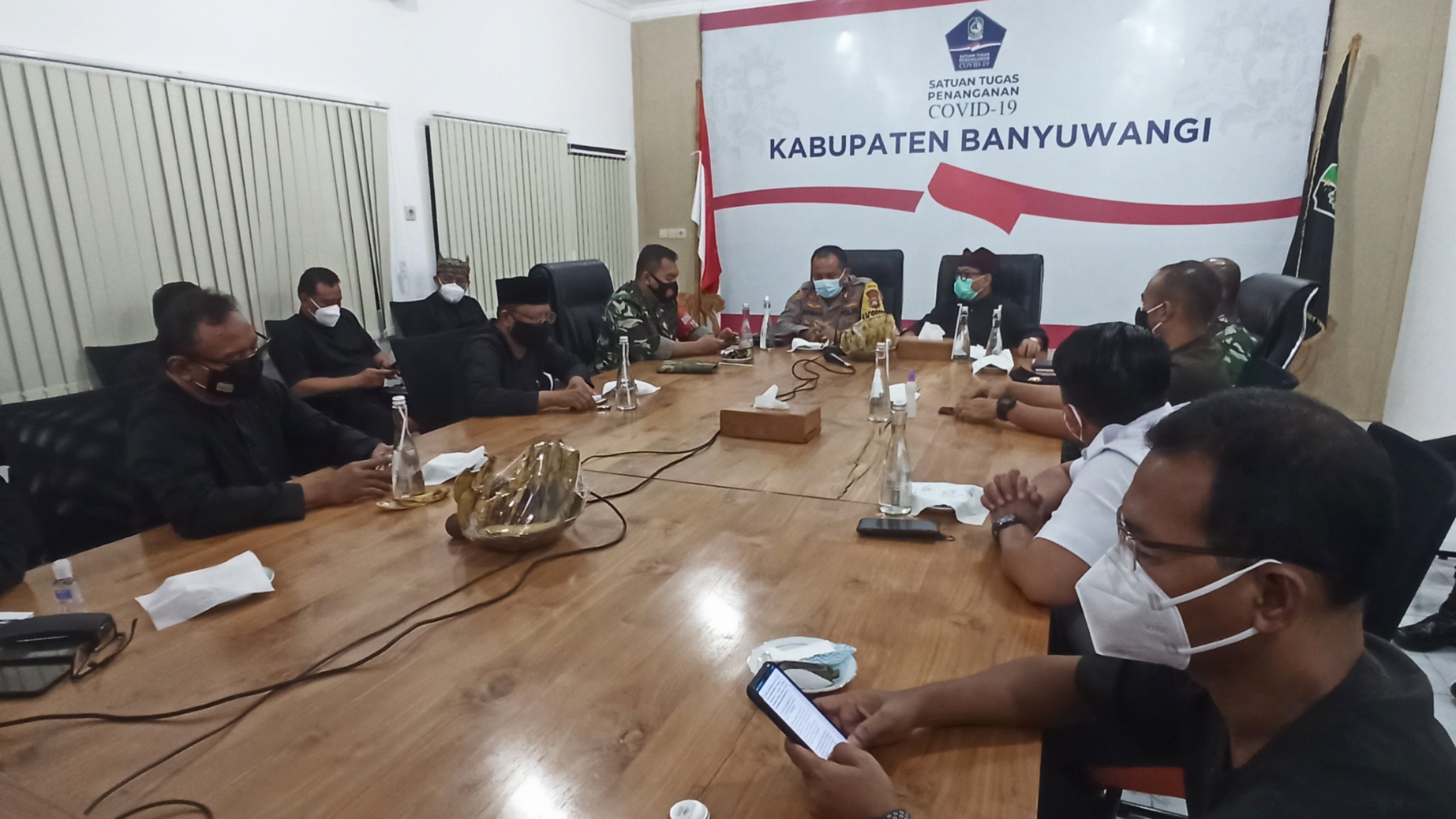 Satgas Penanganan Covid-19 Banyuwangi melakukan rapat di posko penanganan covid-19 Banyuwangi Jl. A. Yani Banyuwangi (foto:Muh Hujaini/Ngopibareng.id)