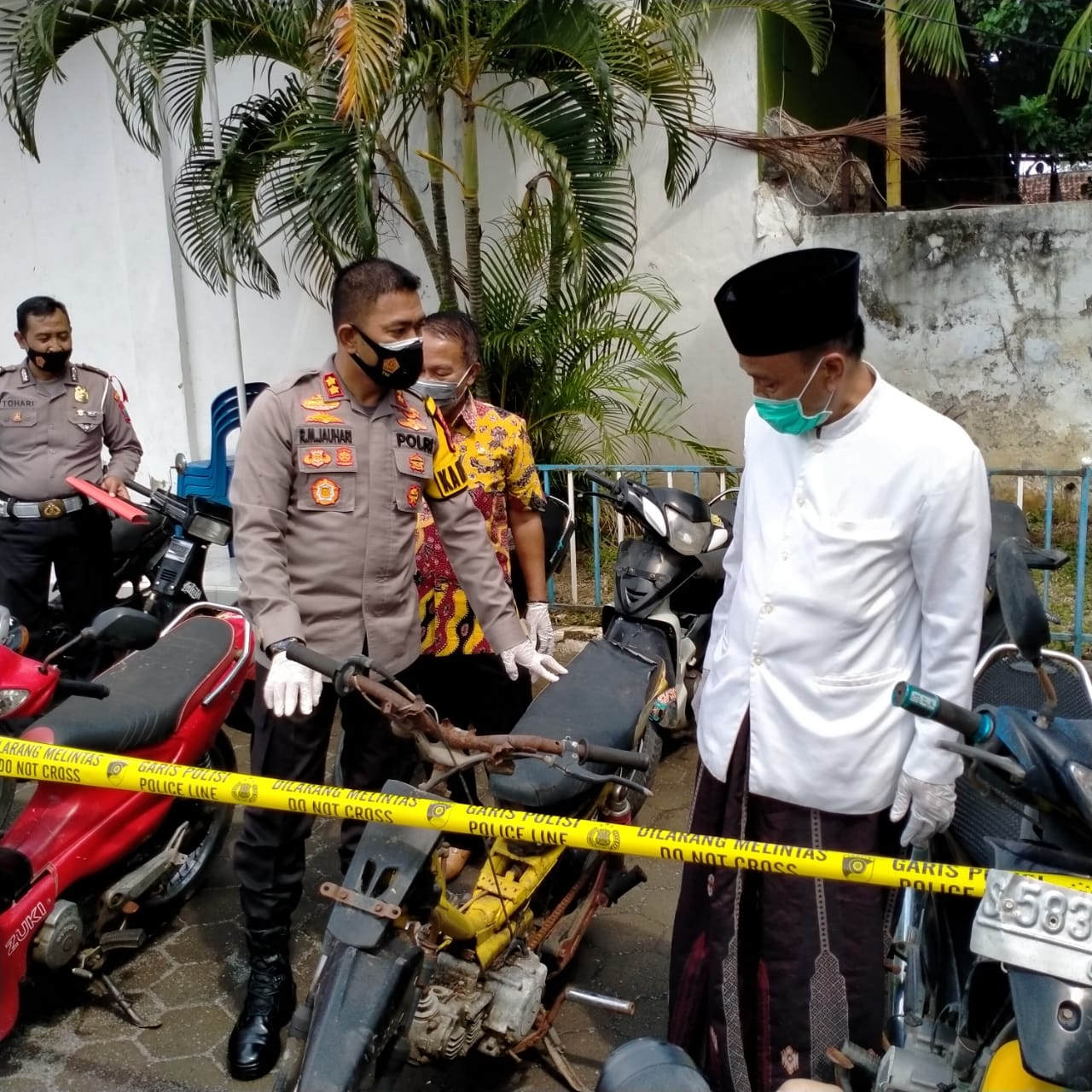 Kapolresta Probolinggo AKBP RM Jauhari didampingi Ketua Umum MUI, KH Nizar Irsyad saat meninjau barang bukti motor yang diamankan di Mapolresta setempat, Selasa 29 Desember 2020. (Foto: Ikhsan Mahmudi/Ngopibareng.id)