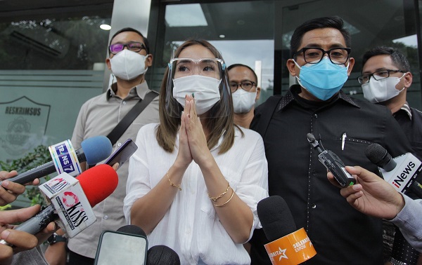 Gisella Anastasia atau Gisel didampingi pengacara Sandy Arifin saat pemeriksaan di Polda Metro Jaya terkait video syur. (Foto: Istimewa)