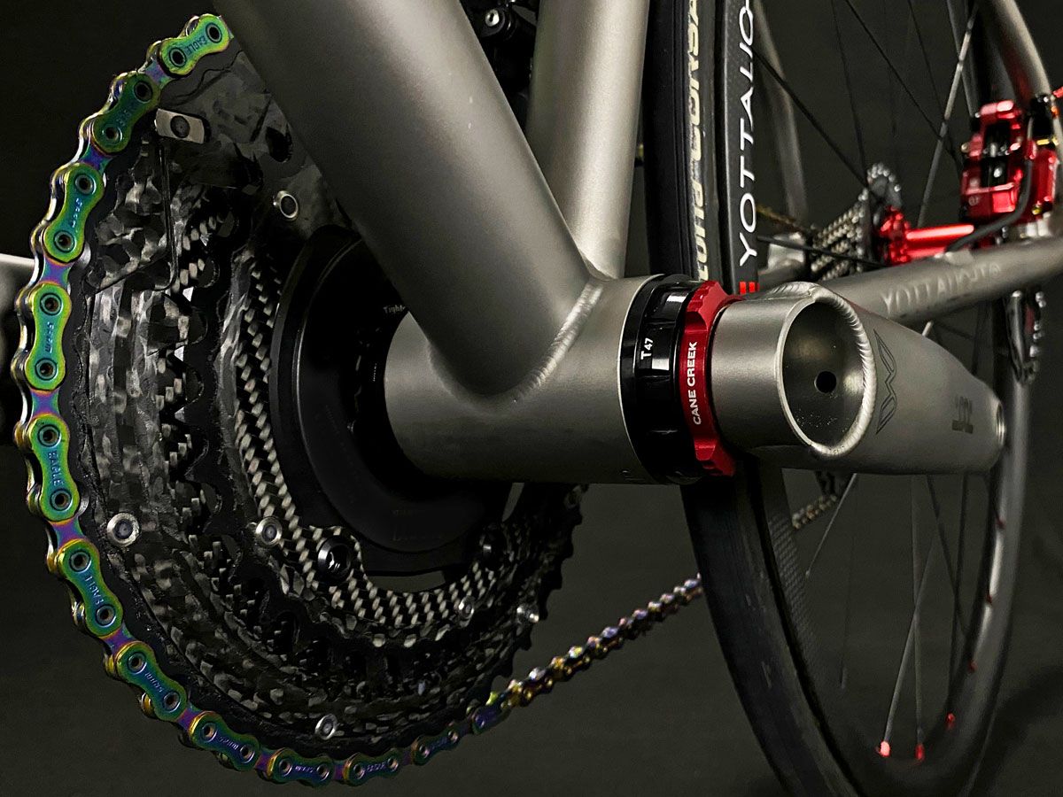 Bottom bracket dibuat dari titanium solid. (Foto: Istimewa)