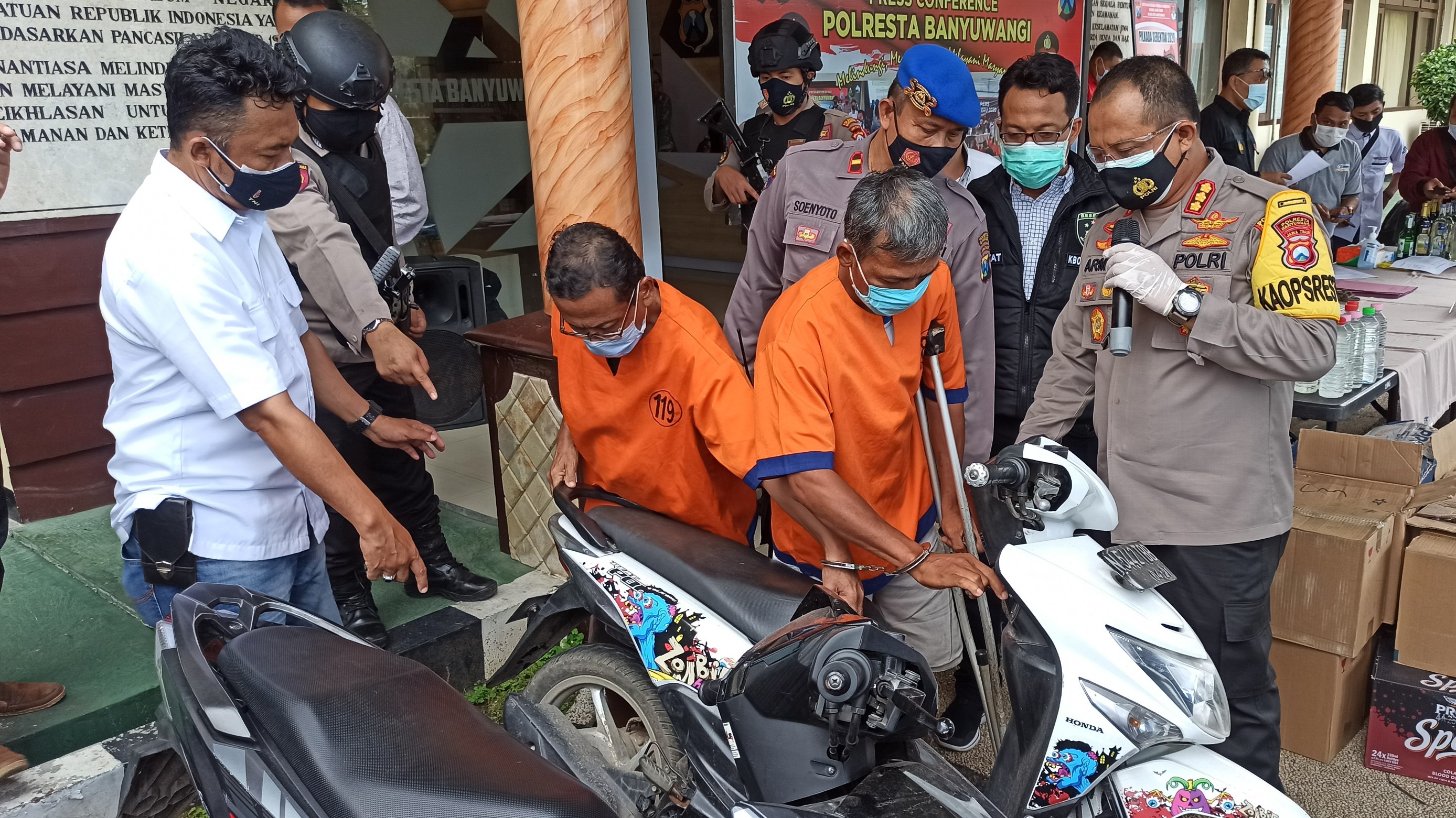 Tersangka Sutrisno mempraktekkan cara mengambil sepeda motor dengan kunci T (foto:Muh Hujaini/Ngopibareng.id)