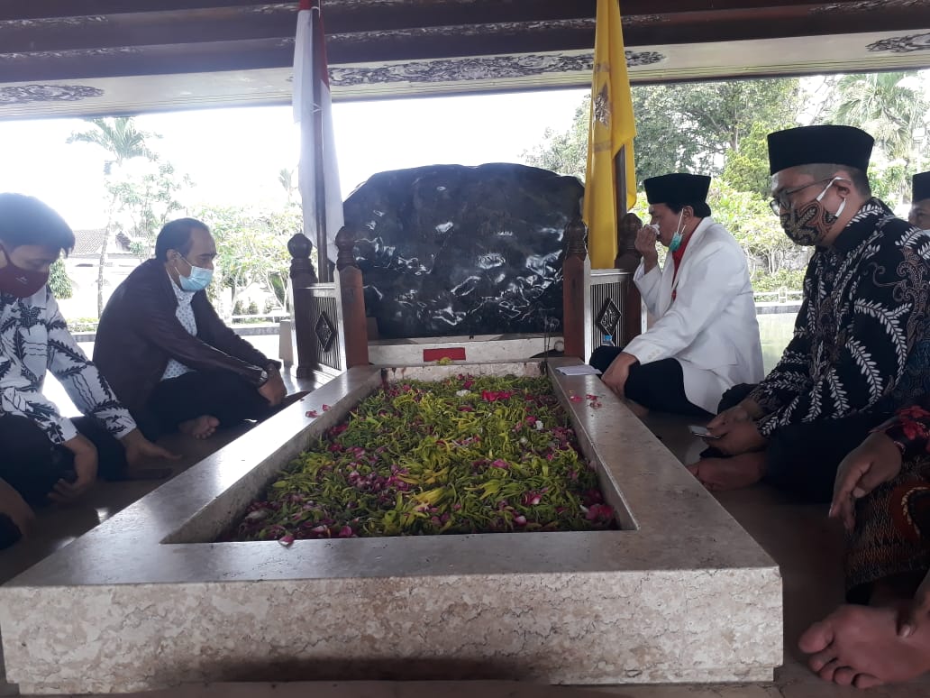 Kepala BPIP bersama rombongan melakukan ziarah ke Makam Bung Karno. (Foto: Choirul Anam/Ngopibareng.id)