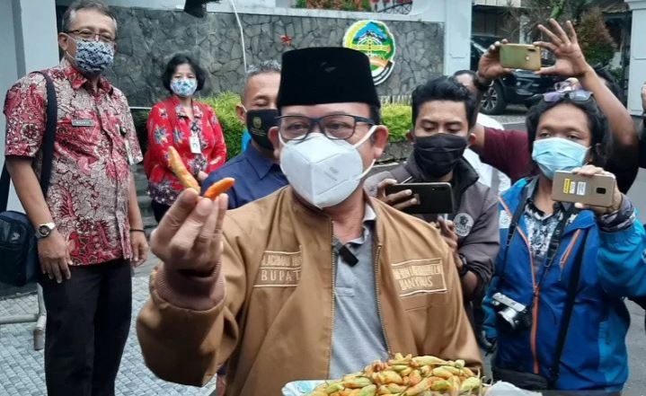 Bupati Banyumas Achmad Husein menunjukkan sampel cabai rawit berpewarna merah di sejumlah pasar tradisional. (Foto: Antara/Sumarwoto)