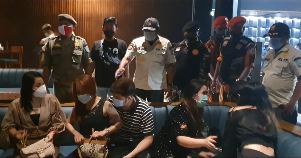 Kasatpol PP Jatim, Budi Santosa (tengah) saat membubarkan kerumunan di tempat hiburan malam di Surabaya, Rabu 30 Desember 2020. (Foto: Yarbo/Ngopibareng.id)