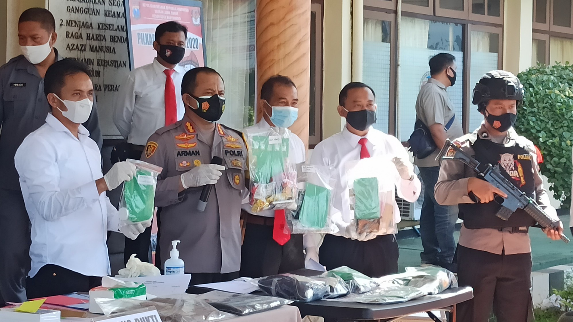 Kapolresta Banyuwangi Kombespol Arman Asmara Syarifuddin menunjukkan barang bukti ungkap kasus narkoba. (Foto: Muh Hujaini/Ngopibareng.id)