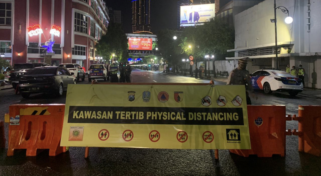 Jalan Tunjungan yang ditutup oleh pihak kepolisian, tadi malam (Foto: Andhi Dwi/Ngopibareng.id)