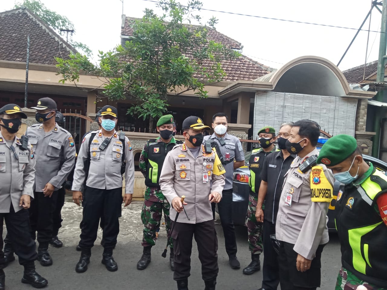 Kapolresta Malang Kota, Kombes Pol Leonardus Simarmata saat memantau kawasan di Jalan Parseh Jaya, Kedungkandang, Kota Malang (Foto: Lalu Theo/ngopibareng.id)