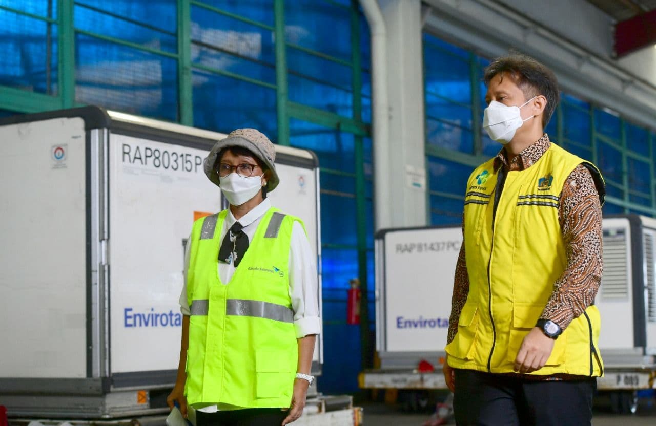 Menteri Kesehatan Budi Gunadi Sadiki dan Menteri Luar Negeri Retno Marsudi.menyambut kedatangan vaksin Covid yang baru tiba dari Cjinan di Bandara Soetta Cengkareng. (Foto: Setpres)