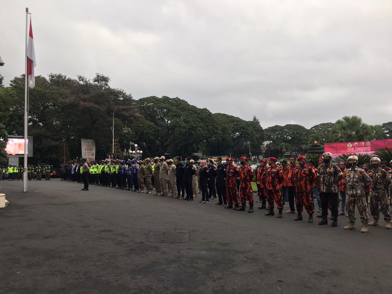 Apel gelar pasukan pengamanan malam tahun baru di Balai Kota Malang. (Foto: Lalu Theo/Ngopibareng.id)