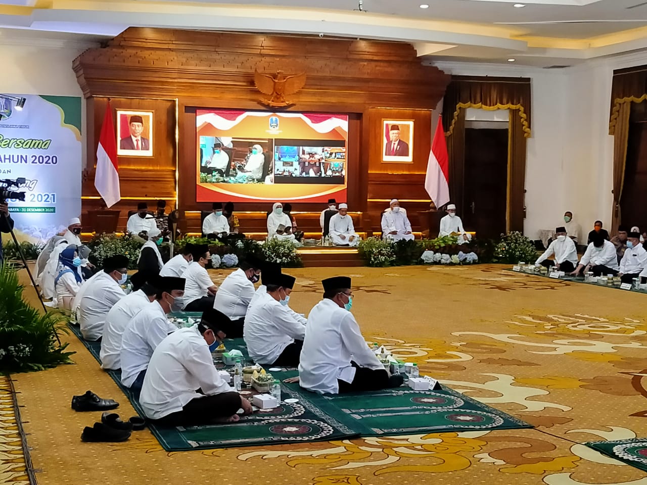 Dzikir dan sholawat Pemprov Jatim di malam tahun baru di Gedung Negara Grahadi, Surabaya, Kamis 31 Desember 2020. (Foto: Fariz Yarbo/Ngopibareng.id)