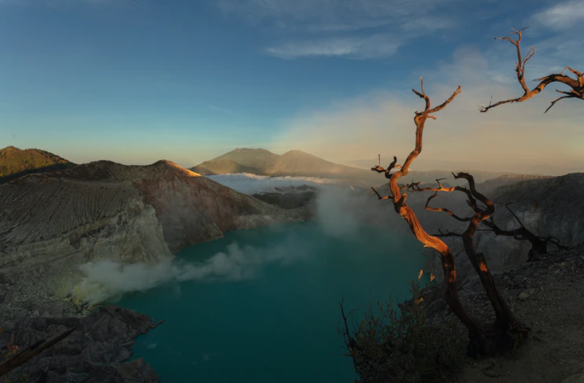 Taman Wisata Alam Ijen, Banyuwangi ditutup selama empat hari. Pelaku wisata hanya bisa pasrah. (foto:unsplash.com)