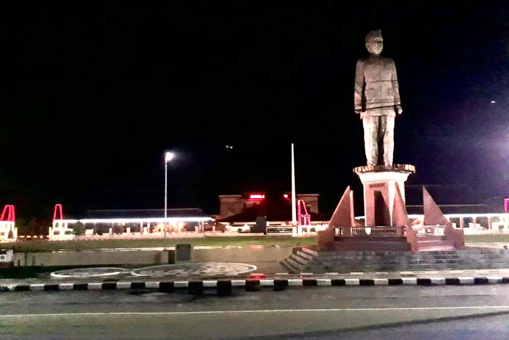 Suasana jelang tengah malam di depan alun-alun Pemkab Blitar di Kanigoro yang sepi. (foto choirul anam)