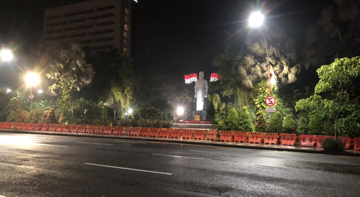 Jalan Gubernur Suryo tampak sepi saat Malam Tahun Baru 2021 (Foto: Andhi Dwi/Ngopibareng.id)