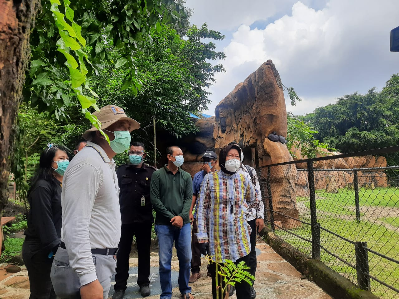 Menteri Sosial Tri Rismaharini saat melihat Jerapah di KBS. (Foto: Pita Sari/Ngopibareng.id)