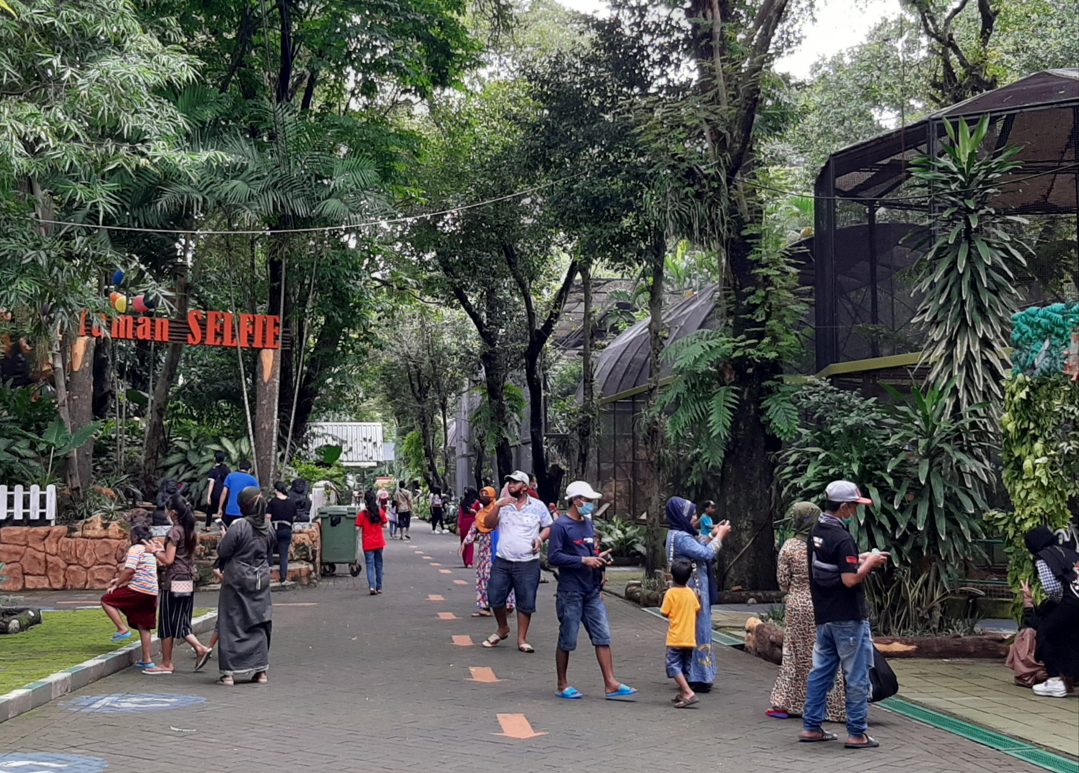 Pengunjung KBS Surabaya yang menikmati liburan bersama keluarga. (Foto: Pita Sari/Ngopibareng.id)