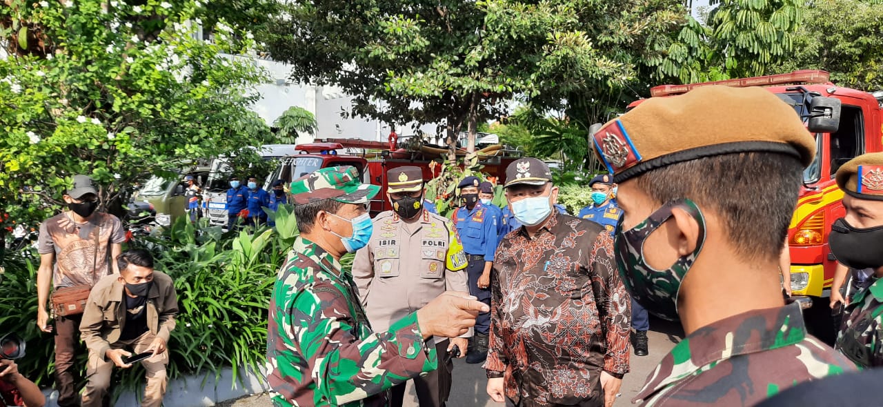 Plt Walikota Surabaya Whisnu Sakti Buana saat memimpin apel pengamanan malam tahun baru 2020. (Foto: Alief Sambogo/Ngopibareng.id)