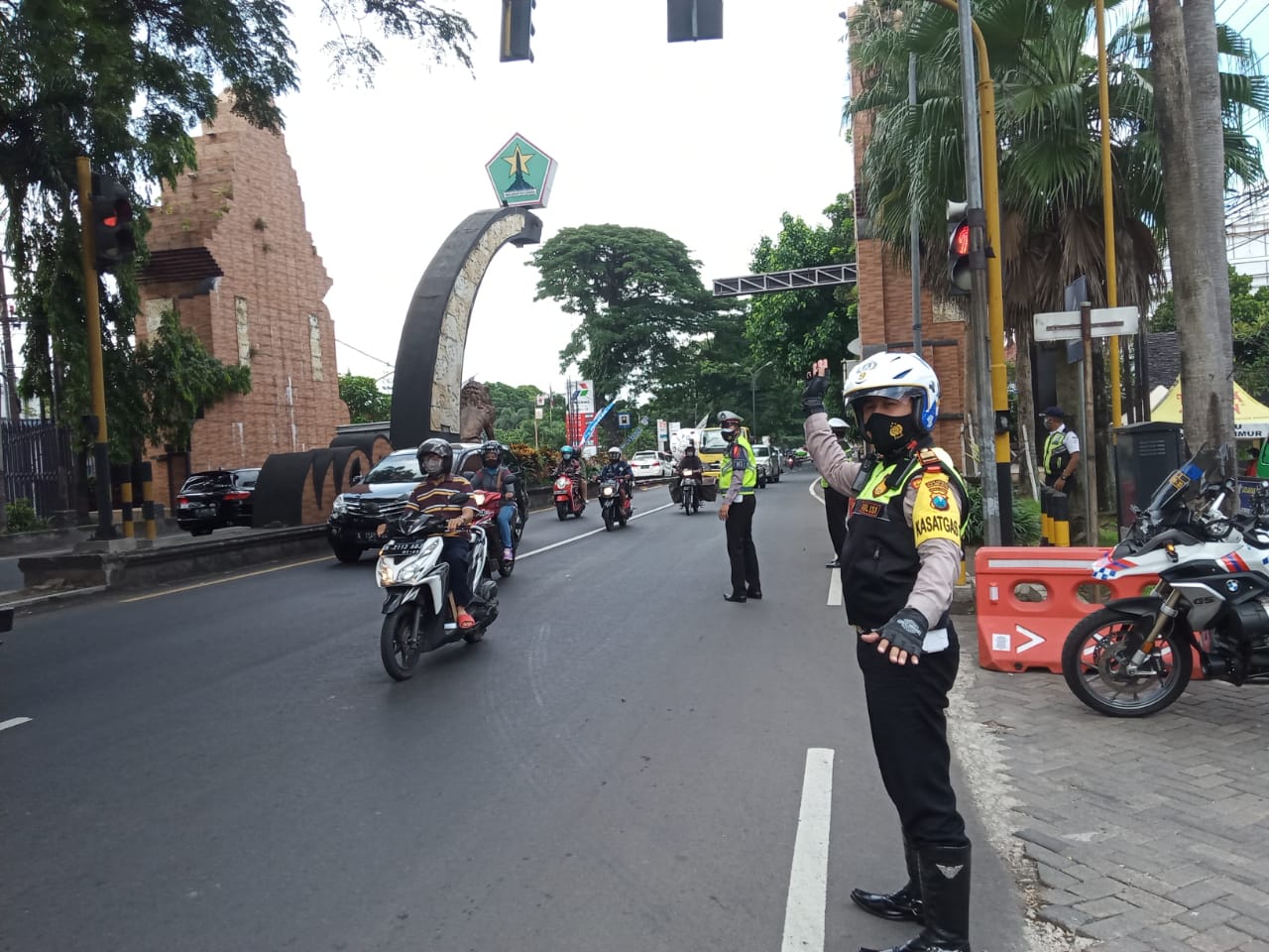 Kasatlantas Polresta Malang Kota, AKP Ramadhan Nasution saat mengatur arus lalu-lintas di Pos Pelayanan Graha Kencana, Karanglo, Kota Malang (Foto: Lalu Theo/ngopibareng.id)